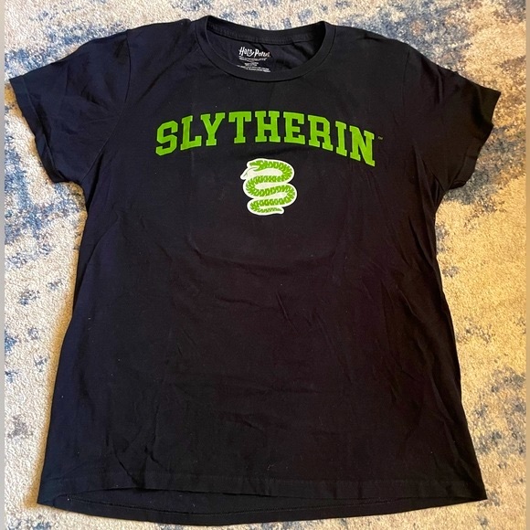 Warner Bros. Tops - Slytherin House Shirt 🐍